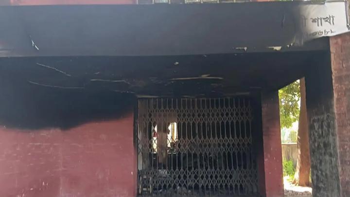 ফেনী সদর উপজেলার শর্শদী বাজার গ্রামীণ ব্যাংক শাখায় আগুন দিয়েছে দুর্বৃত্তরা। ছবি : সংগৃহীত