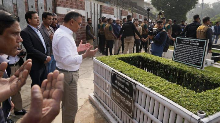 আরাফাত রহমান কোকোর কবর জিয়ারত করেছেন বিএনপির ভারপ্রাপ্ত চেয়ারম্যান তারেক রহমান। ছবি: সংগৃহী