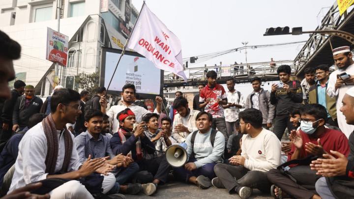 রাজধানীর বিভিন্ন স্থানে শিক্ষার্থীদের সড়ক অবরোধ, শহর জুড়ে তীব্র যানজট