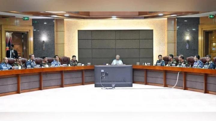 নির্বাচনে সশস্ত্র বাহিনীকে পেশাদারিত্ব ও নিরপেক্ষ ভূমিকার নির্দেশনা প্রধান উপদেষ্টার