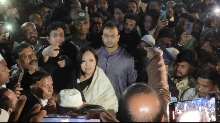 বিএনপি নেতাকর্মীদের বাধায় শহীদ মিনারে শ্রদ্ধা জানাতে পারেননি রুমিন ফারহানা, পুষ্পস্তবক ছিঁড়ে 