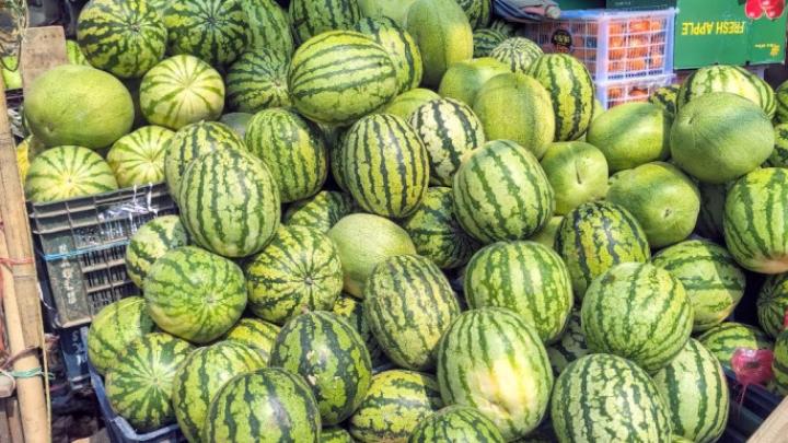 রমজানের শুরুতেই চট্টগ্রামের বাজারে আগাম তরমুজ, দাম চড়া