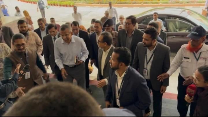 ‘এসেছি, কাজ শুরু করি; তারপর কথা বলা যাবে’: প্রথমদিন কাজে যোগ দিয়ে নতুন গভর্নর