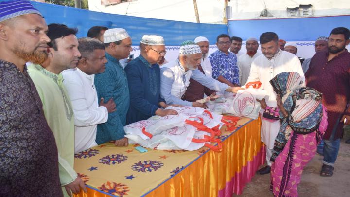 শাজাহানপুরে দুঃস্থদের মাঝে ইফতার সামগ্রী ও নগদঅর্থ বিতরণে সাবেক এমপি লালু