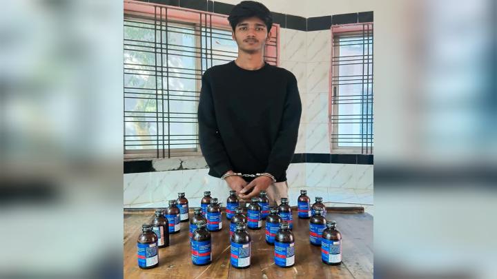 স্কুল ব্যাগে ২০ বোতল কোডিনযুক্ত ফেয়ারডিল, শিবগঞ্জে যুবক গ্রেফতার