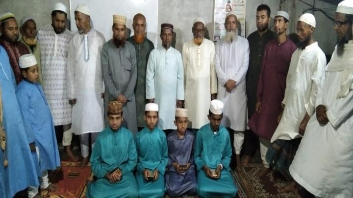 গাবতলীর কাগইল বেলতলা জামিয়া রাহমানিয়া আরাবিয়া মাদ্রাসায় চার হাফেজের সমাপনীতে কোরআন বিতরণ ও ইফ