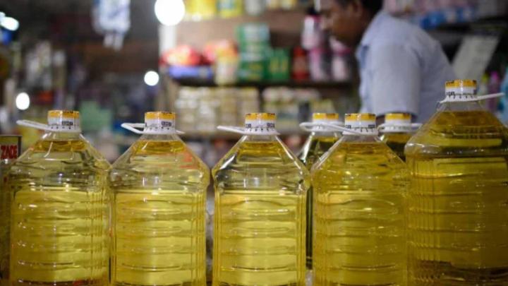 ঢাকায় ভোজ্যতেলের সংকট, দাম বাড়ার আশঙ্কায় বাড়তি কিনছেন ক্রেতারা