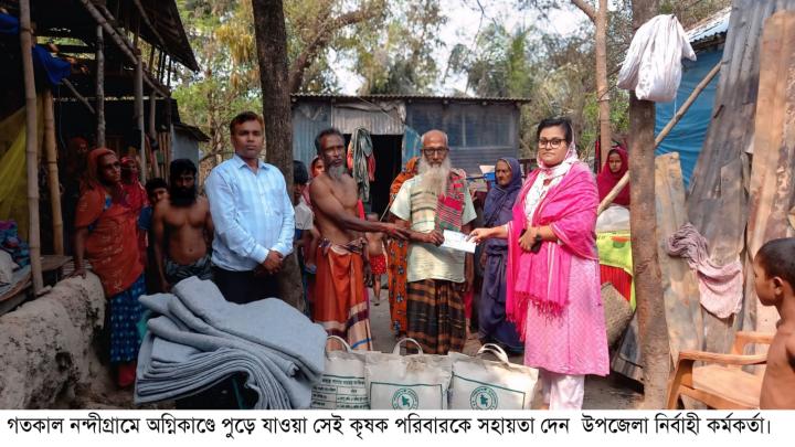 বগুড়ার নন্দীগ্রামে অগ্নিকাণ্ডে পুড়ে যাওয়া সেই কৃষক পরিবারকে সহায়তা দেন উপজেলা নির্বাহী কর্মক
