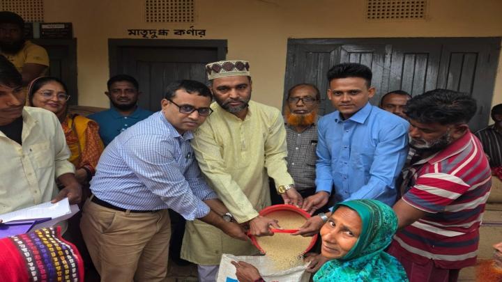 বগুড়ার নন্দীগ্রামে ঈদুল ফিতর উপলক্ষে ভিজিএফ'র চাল বিতরণ