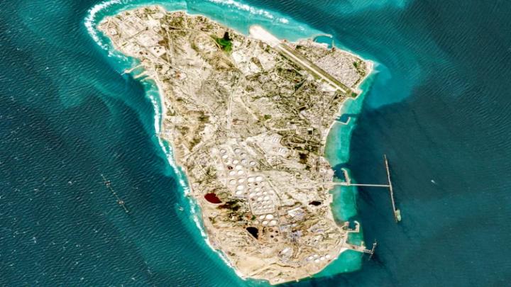 ইরানে ইসরায়েলের হামলা / ইরানে হামলা / মধ্যপ্রাচ্যইরানের খারগ দ্বীপে বোমা হামলার দাবি ট্রাম্পের