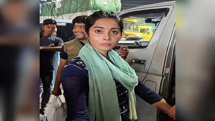 আইফোনের জন্য ক্রিস্টাল আইসের কাঁচামাল বহন করতে গিয়ে যশোরে নারী আটক