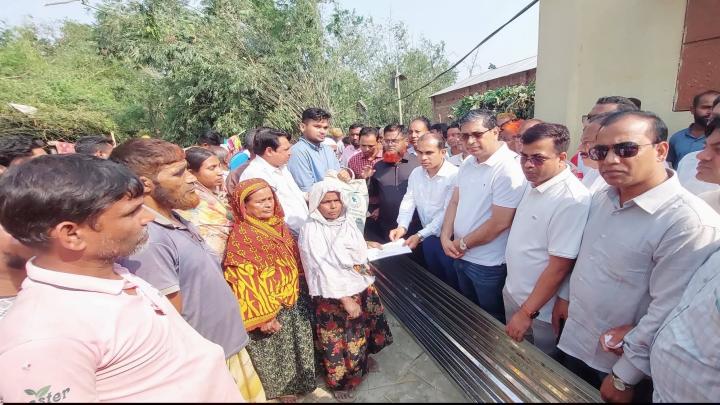 শিবগঞ্জে ঝড়ে বিধ্বস্ত বেড়পাতাইর গ্রাম, ক্ষতিগ্রস্তদের পাশে প্রতিমন্ত্রী মীর শাহে আলম এমপি