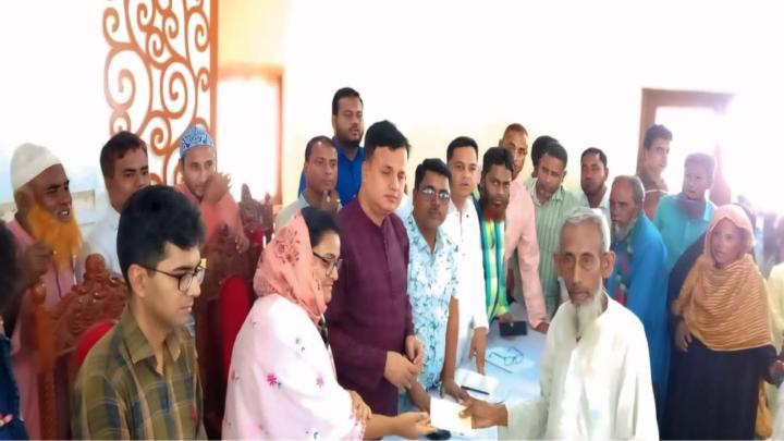 নন্দীগ্রামে গরিব অসহায়দের মাঝে আর্থিক ও অন্যান্য সহায়তা প্রদান করেন এমপি মোশারফ