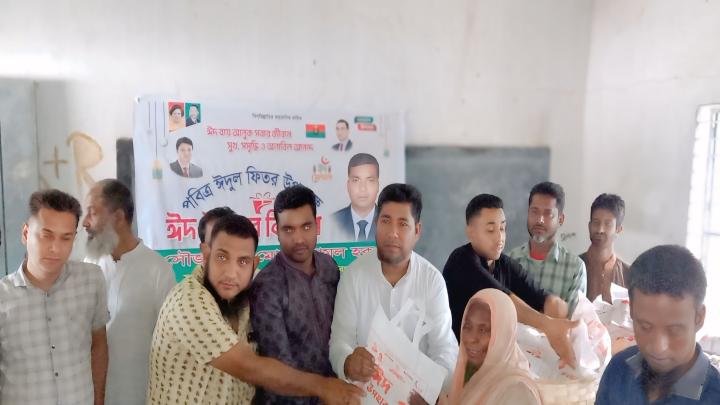 নন্দীগ্রামে অসহায় মানুষের মাঝে চাকলমা উচ্চ বিদ্যালয়ের সভাপতি এনামুল হকের ঈদ সামগ্রী বিতরণ