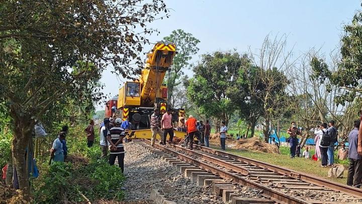 Q৯ বগি উদ্ধার, লাইনে ফেরাতে ব্যস্ত রেলওয়ে—আজই চালু হতে পারে ট্রেন