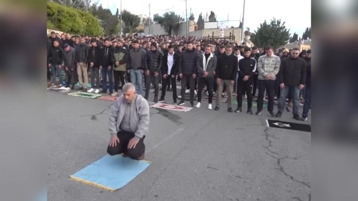 আল-আকসা বন্ধ রেখেছে ইসরায়েল রাস্তায় ঈদের নামাজ পড়লো ফিলিস্তিনিরা