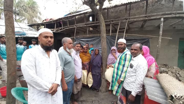 ঈদের আনন্দ ভাগাভাগি:নন্দীগ্রামে দগ্ধ পরিবারের মুখে হাসি ফোটাল পৌর বিএনপি