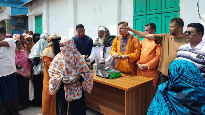 নন্দীগ্রামে দুঃস্থ পরিবারের মাঝে অর্থ বিতরণ করেন এমপি মোশারফ হোসেন