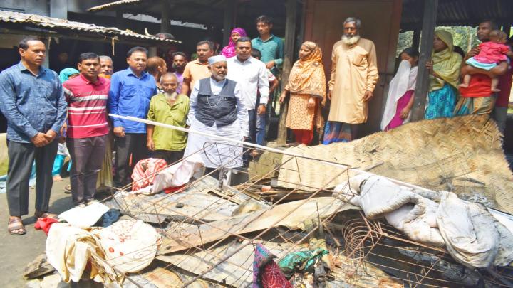 জুবাইদা রহমানের গৃহ-পরিচালিকার অগ্নিকাণ্ডে ক্ষতিগ্রস্ত পরিবারের পাশে সাবেক এমপি লালু