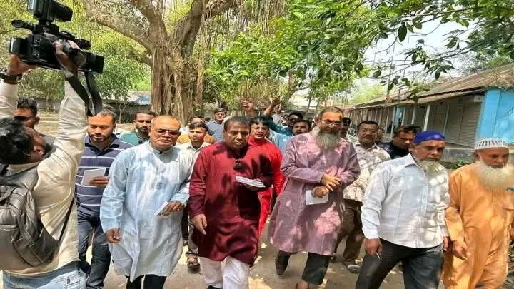 ধানের শীষে ভোট চেয়ে লাহিড়ি পাড়ায় রেজাউল করিম বাদশার গণসংযোগ, সাথে আলী আজগর হেনা