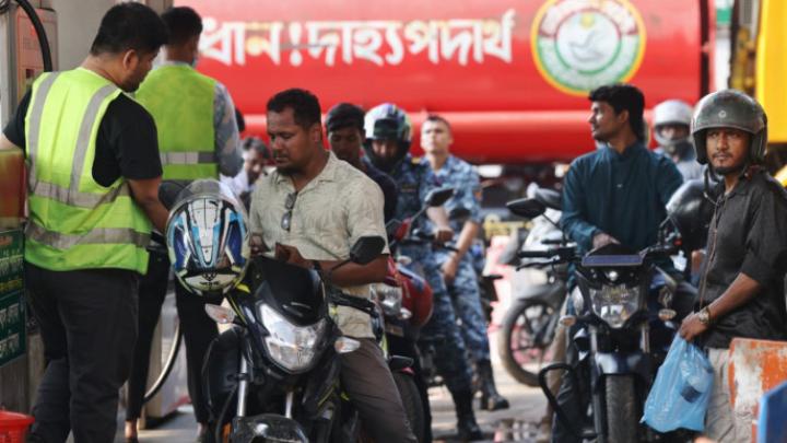 জ্বালানি তদারকি শক্তিশালী করতে দেশের সব পেট্রোল পাম্পে ট্যাগ অফিসার নিয়োগ দিচ্ছে সরকার