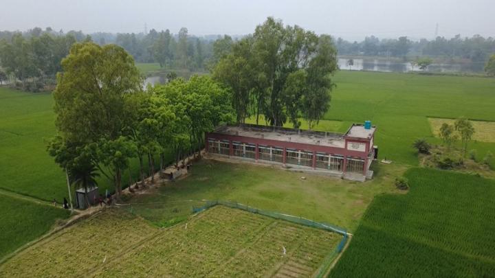 ধানক্ষেতের আইল আর কাঁদার মাঝে বন্দি এক ‘শান্তি নিকেতন’ ও কিছু স্বপ্নের মৃত্যু!