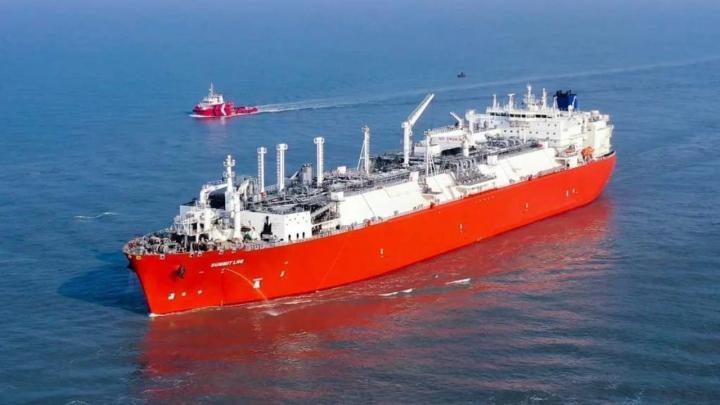 ৫১ হাজার টন জ্বালানি নিয়ে দুটি জাহাজ আসবে বুধবার