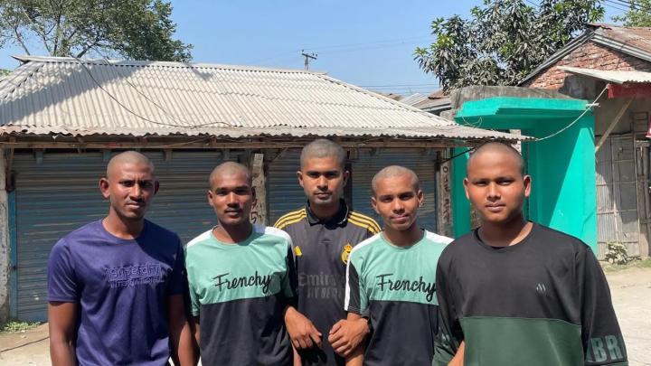 একসঙ্গে ন্যাড়া হওয়া পাঁচ যুবক। ছবি: সংগৃহীত