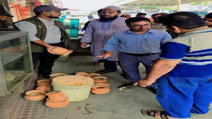 বগুড়ার ‘কুটুম বাড়ি’ রেস্টুরেন্টে পঁচা দই-মিষ্টি উদ্ধার, ধ্বংস